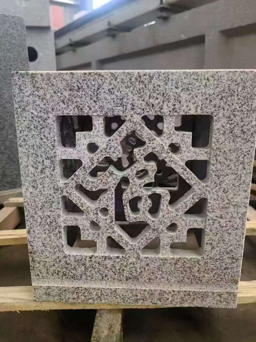 榆林 芝麻白花岗岩镂空雕花灯笼